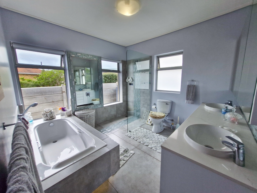 3 Bedroom Property for Sale in Stilbaai Wes Western Cape